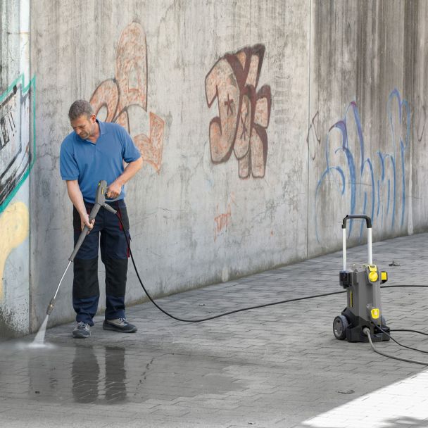 Barbat spala aleea cu spalator cu presiune profesiona Karcher HD 5/15 C