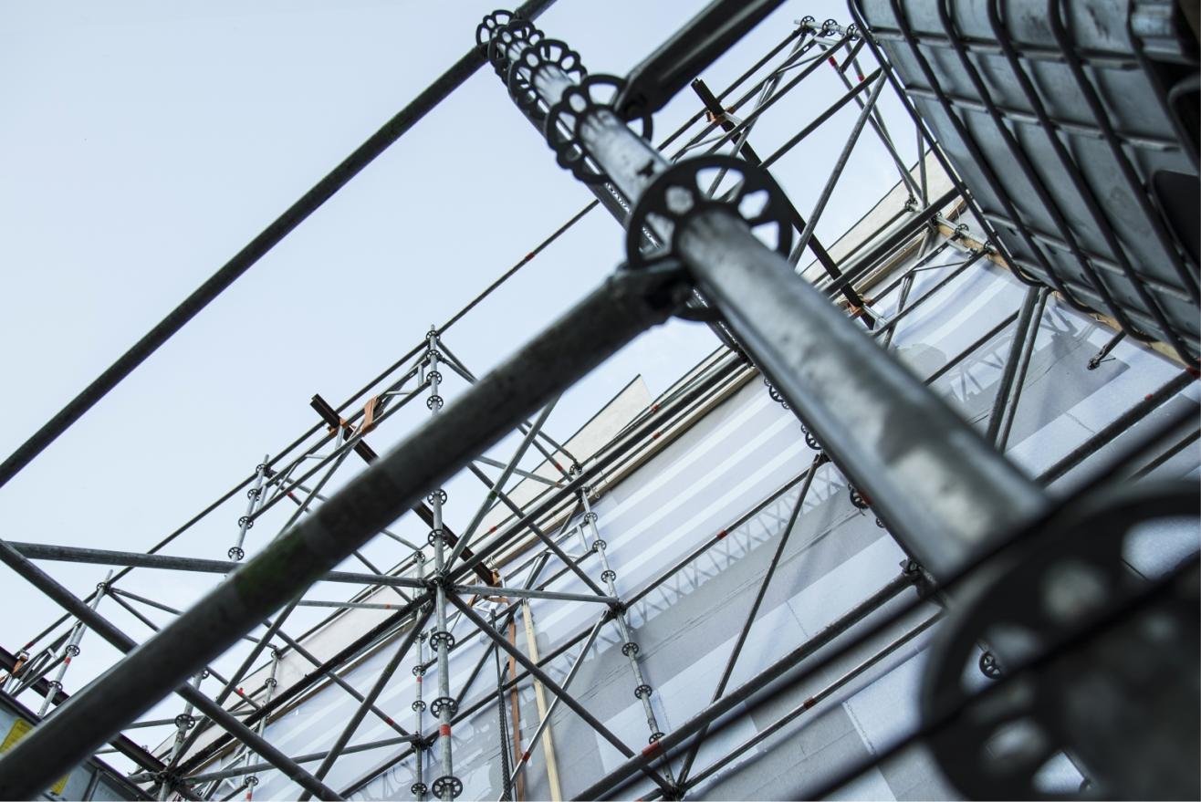 schele metalice ridicate pe structura unei cladiri in constructie 