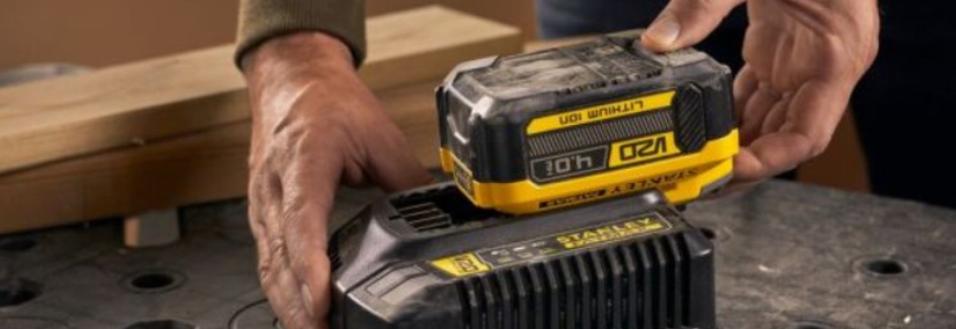  Set acumulator 18V 4Ah si incarcator Stanley SFMCB14M1 