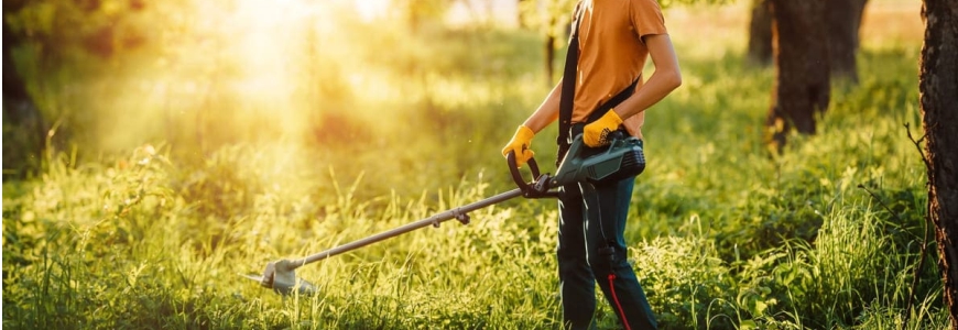 motocoasa electrica ergonomica operator cu echipament individual de protectie