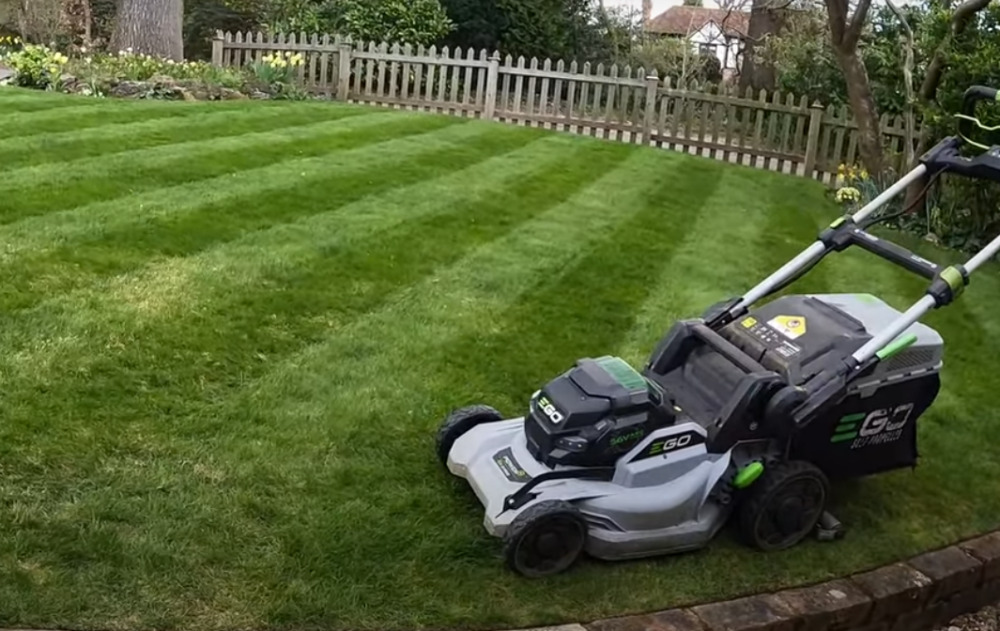 Realizare dungi gazon  cu masina EGO Power+ LM1701E