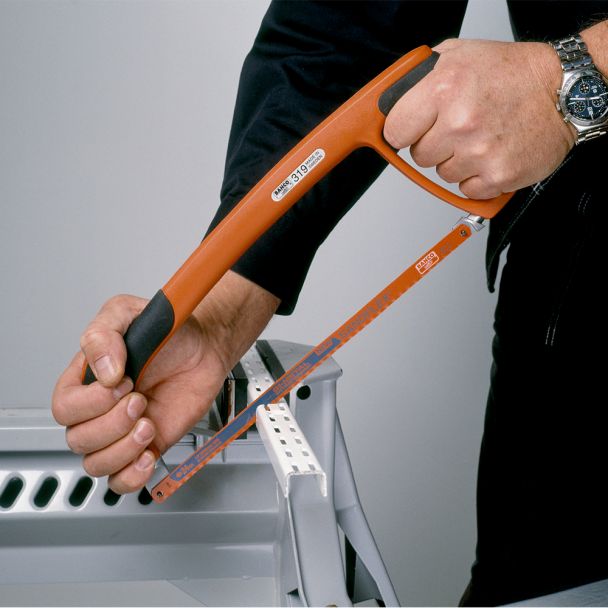 Taierea profilelor metalice cu bomfaierul