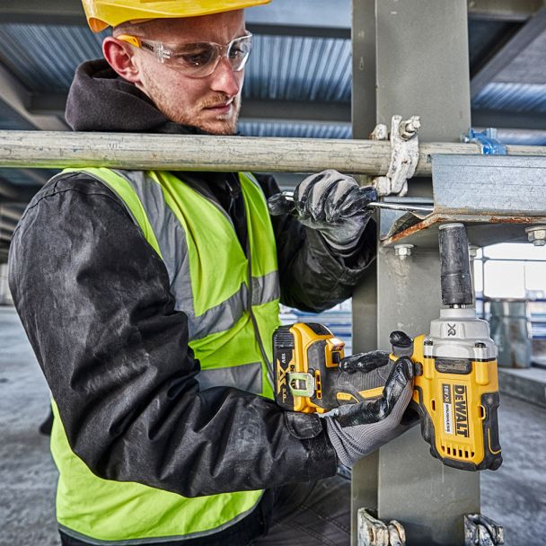 Constructii metalice cu masina de insurubat cu impact DeWalt