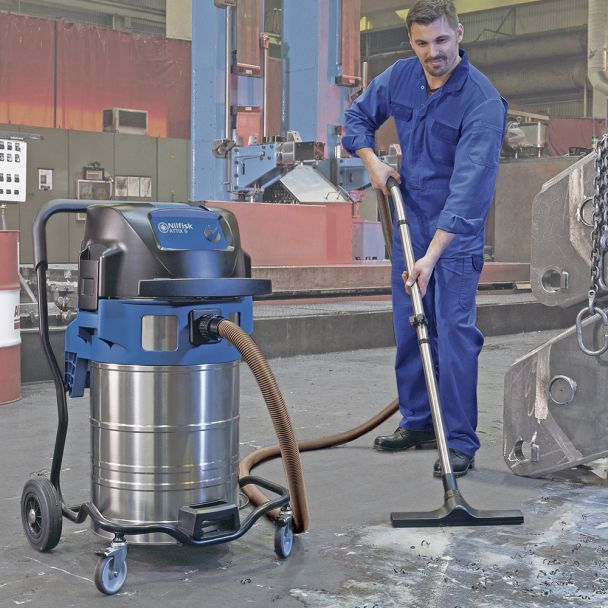 Aspirator profesional umed uscat Nilfisk