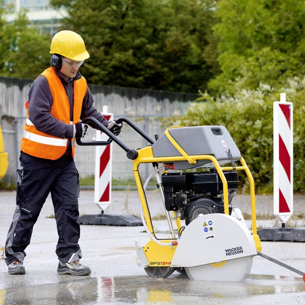 Masina de taiat beton-asfalt Wacker Neuson BSF1345 in lucru