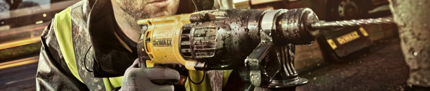 Specialist folosind un ciocan rotopercutor DeWalt SDS-Max pentru a sparge o placă de beton