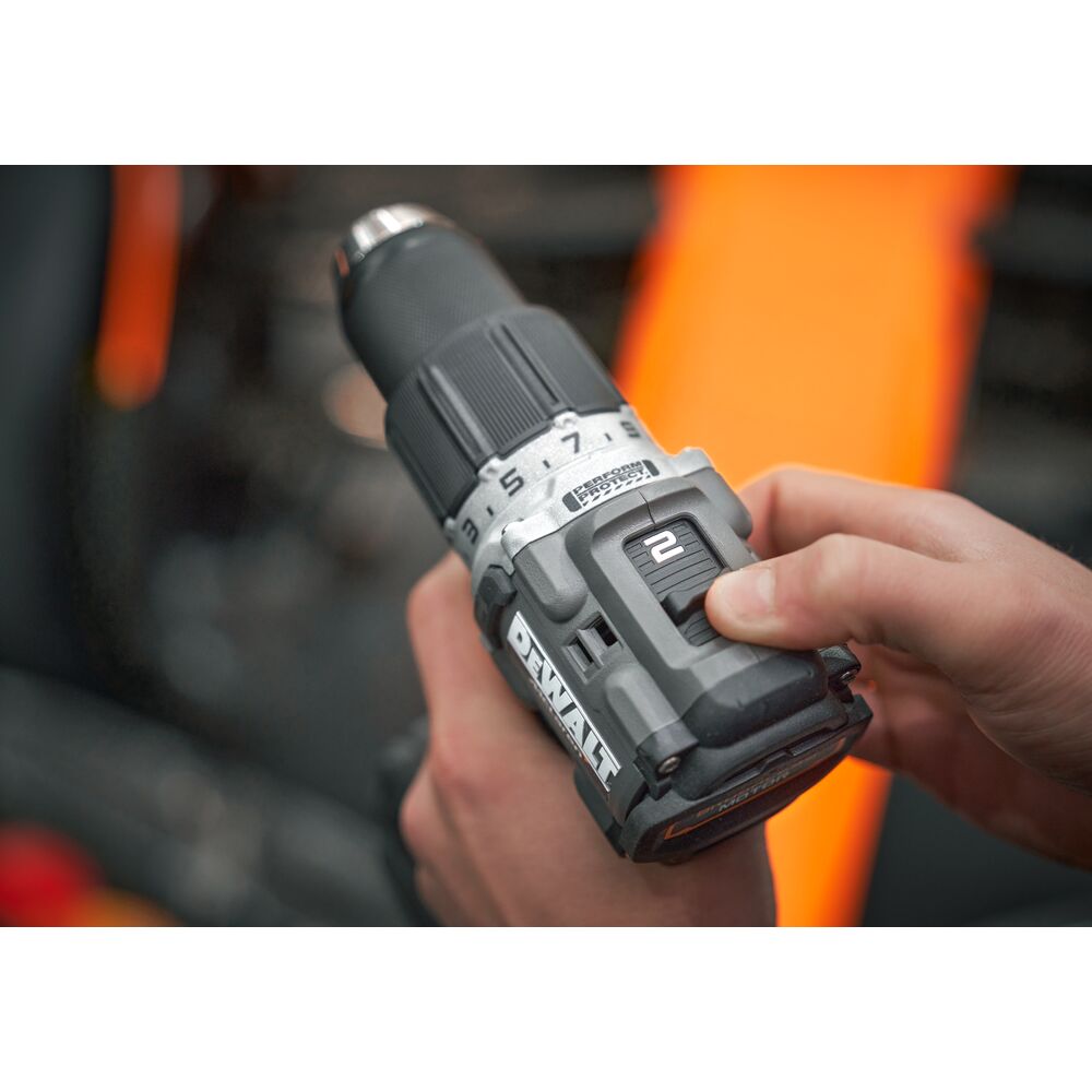 Set 2 masini DeWalt DCK200MM2T, editie speciala McLaren, cu 2 acumulatori XR 18V / 4.0 Ah si incarcator in valiza TSTAK - imagine 5