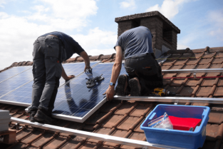Cine poate monta panouri fotovoltaice?