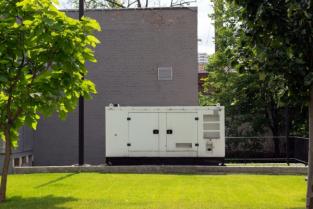 Generatoare stationare vs. portabile: care este alegerea corecta pentru afacerea ta? 