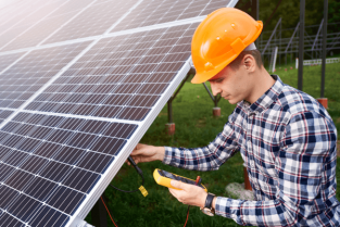 Cata energie electrica produce un sistem fotovoltaic de 5 kw intr-o luna