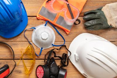 Ce contine un echipament complet de protectie a muncii?