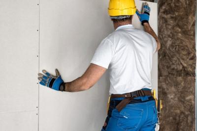 Placarea peretilor interiori cu rigips: costuri, materiale si timp de executie