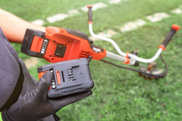 Top 5 solutii compatibile cu motocoasa electrica cu acumulatori pentru completarea arsenalului unui gradinar